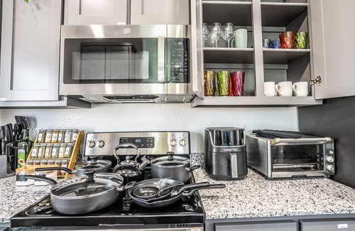 Temple House | Contemporary 3-Bedroom Duplex, Near Hospital & Downtown, Fenced Yard, Workspace