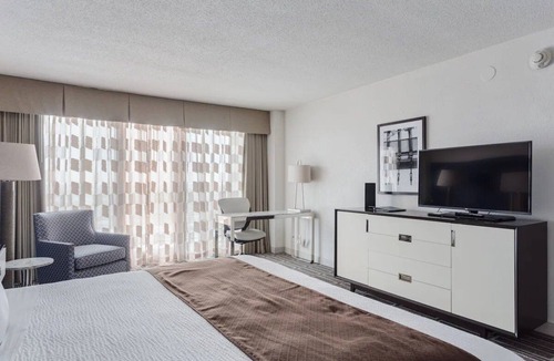 League City Hotel | Contemporary Room – Steps from Nature Trails and Near NASA Space Center