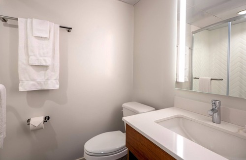 Faubourg Delassize Hotel | Contemporary Room w/Rooftop Pool & City Views Near Superdome – Vibrant Stay