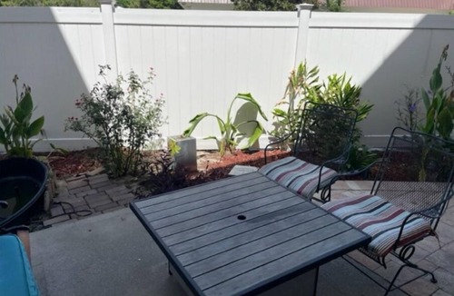 El Centro Beach House | Convenient to everything with Pool! West end townhome ,5 min walk to the Beach!