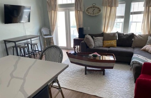 El Centro Beach House | Convenient to everything with Pool! West end townhome ,5 min walk to the Beach!