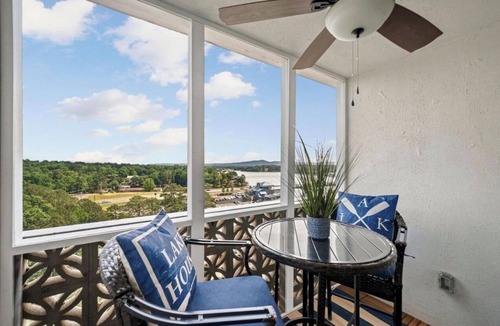 Mid America Condo | Conveniently located cozy, 1BR/1BA weekend getaway w/lakefront view!