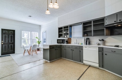 Freetown - Port Rico House | Corporate Comfort in Freetown - Port Rico Spacious Homes for Work Crews