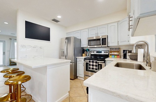 Coral Ridge Isles House | Costal home near Lauderdale by the Sea with game room, pool & jacuzzi