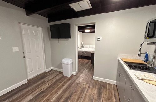 Tavares Cottage | Cottage 36: Sunshine Suite - Waterfront Lodging in Downtown Tavares, FL