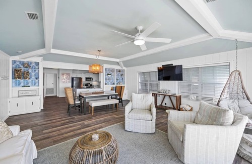 Alabama Gulf Coast Cottage | Cottage on Mobile Bay- Sleeps 8! Stunning sunset views, Large screened porch, Private Pier. Perfect for fishing or relaxing on the water!