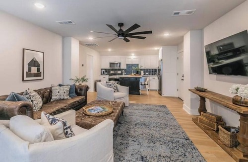Roanoke Cottage | COTTAGE ON PINE.By DFW Airport.In historic Roanoke Second Floor Apt.Very Private