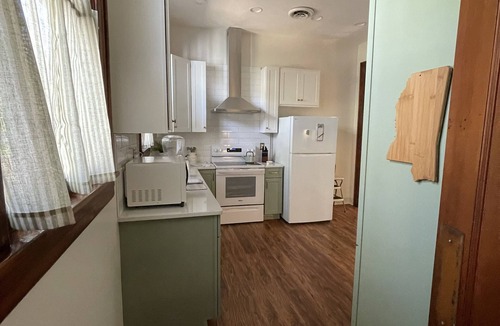 Meridian House | Cottage Retreat in Meridian - where vintage charm meets modern comfort. Sleeps 6