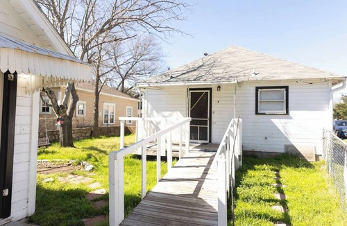 Gatesville House | Cottage Retreat with Starlink & Small-Town Charm, Charming bungalow with fenced yard and Starlink Wi.
