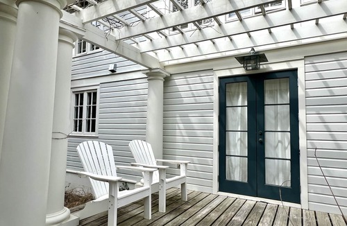 Wiregrass Meadows House | Cottage w/Prime Location 4 Mins to Beach in Seaside, Porch + 2 Adult Bikes
