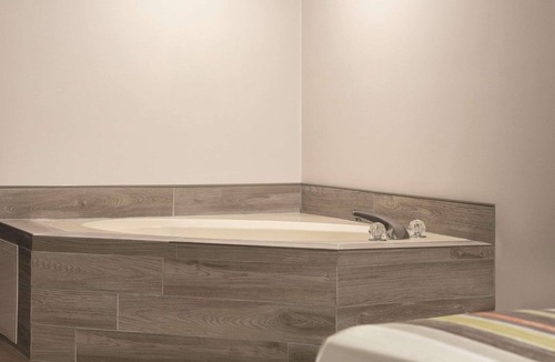 Panama City Hotel | Country Inn & Suites by Radisson, Panama City, FL