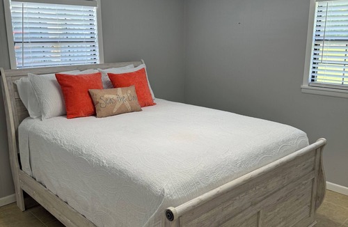 Ebro House | Country Sunshine ~ Updated House w/Private Pool
