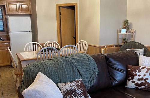 Sondheimer House | Cozy 1 bedroom, 2 queen beds with sofa couch lakefront Eagle Lake Getaway