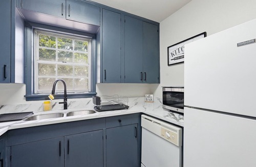 Hillcrest Apartment | Cozy 1-bedroom apartment in tranquil Little Rock with AC