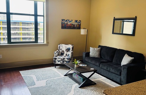 Central Business District Apartment | Cozy 1-bedroom apartment in amazing New Orleans with AC, fitness room