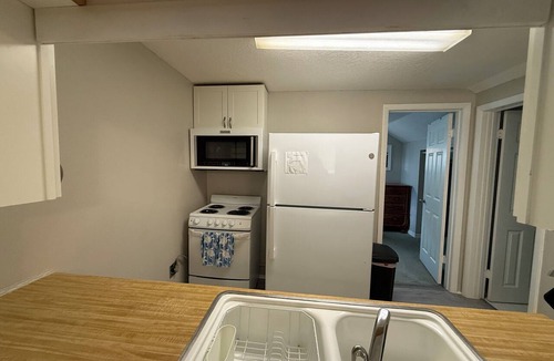 Longwood Apartment | Cozy 1-bedroom apartment in Historic Longwood with AC