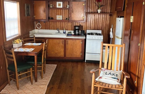 Mid America Cottage | Cozy 1-bedroom cabin on Lake Hamilton in front of a private beach