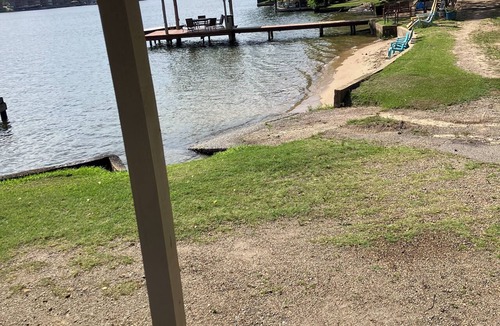 Mid America Cottage | Cozy 1-bedroom cabin on Lake Hamilton in front of a private beach