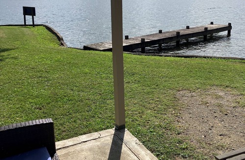 Mid America Cottage | Cozy 1-bedroom cabin on Lake Hamilton in front of a private beach