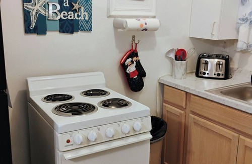 Harbor Oaks Cottage | Cozy 1-bedroom Cottage furnished with all utilities included