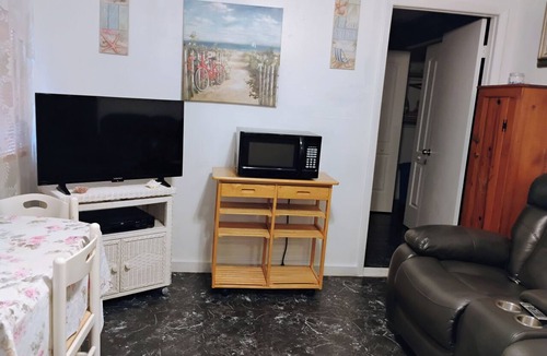 Harbor Oaks Cottage | Cozy 1-bedroom Cottage furnished with all utilities included