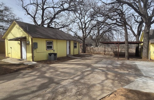 Handley Cottage | Cozy 1-bedroom cottage in soothing Fort Worth with AC pet friendly free parking,