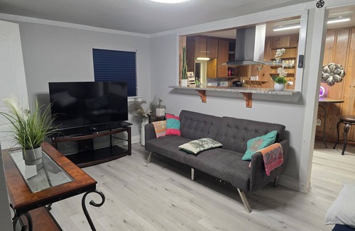 Handley Cottage | Cozy 1-bedroom cottage in soothing Fort Worth with AC pet friendly free parking,