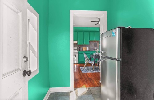 Mid-City Apartment | Cozy 1 Bedroom located in the Heart of Mid-City