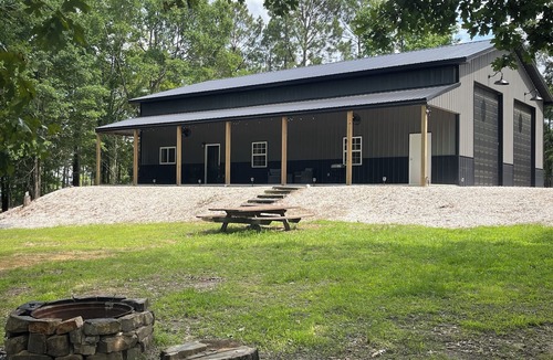 Bismarck House | Cozy 1-bedroom + loft barndominium near DeGray Lake