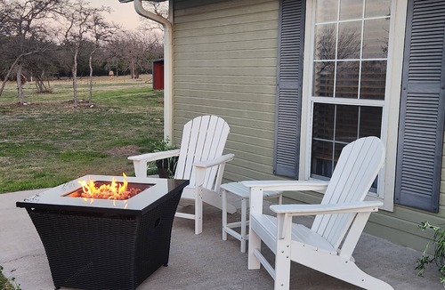 Leon Junction House | Cozy 1-bedroom The Hilltop Bungalow in enchanting Ogelsby. 30 minutes from Waco