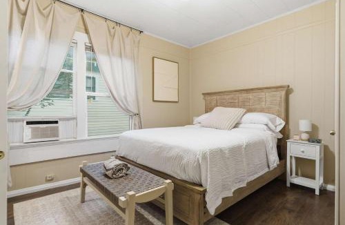 Downtown House | Cozy 1BR Cottage w Kitchen & Laundry