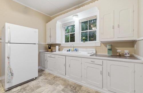 Downtown House | Cozy 1BR Cottage w Kitchen & Laundry