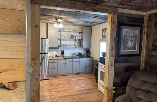 De Valls Bluff Cabin | Cozy 2-bedroom cabin in the woods near De Valls Bluff, close to The White River