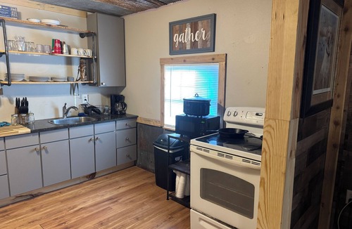 De Valls Bluff Cabin | Cozy 2-bedroom cabin in the woods near De Valls Bluff, close to The White River