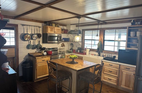 Haleyville Cabin | Cozy 2 bedroom cabin on lovely Bear Creek HaleyvilleAl