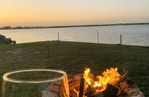 Hitchcock Cabin | Cozy 2-bedroom cabin with WiFi and AC in Hitchcock, 10 mins from Galveston