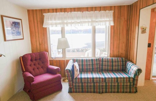 Branch House | Cozy 2 bedroom cottage, lakefront private beach