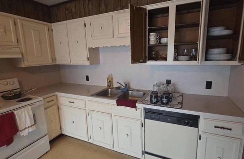 Moss Bluff House | Cozy 2-bedroom house in beautiful Lake Charles with AC