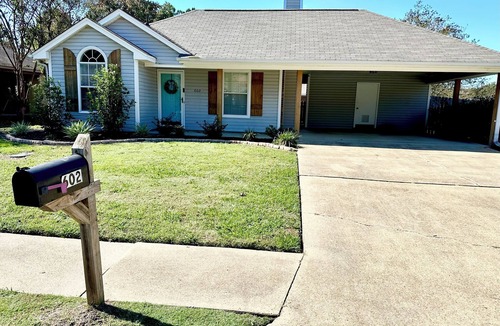 Flowood House | Cozy 2-bedroom house in charming Brandon/Flowood with King/Bunks/Futon
