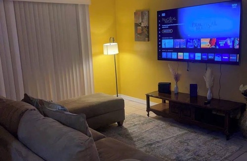 Lauderhill House | Cozy 2-bedroom house in pleasant Lauderhill with AC