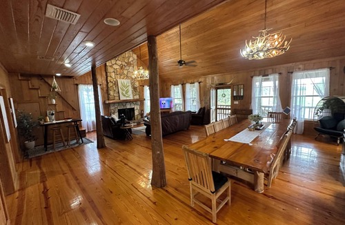 Cut Off Cabin | Cozy 2-bedroom lodge in enjoyable Cut Off with WiFi, AC