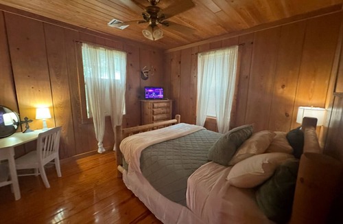 Cut Off Cabin | Cozy 2-bedroom lodge in enjoyable Cut Off with WiFi, AC