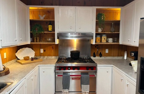 Cut Off Cabin | Cozy 2-bedroom lodge in enjoyable Cut Off with WiFi, AC