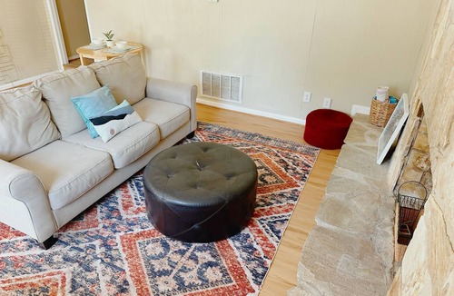 West Pensacola Cottage | Cozy 2BR Cottage Minutes to Beach, Downtown & NAS