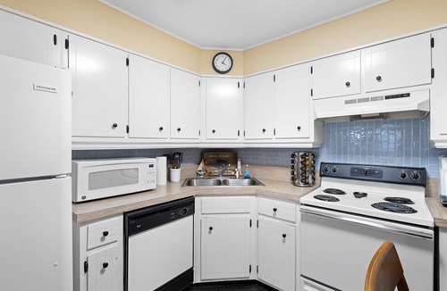 Gulf Breeze Condo | Cozy 2BR | Gourmet Coffee Ready