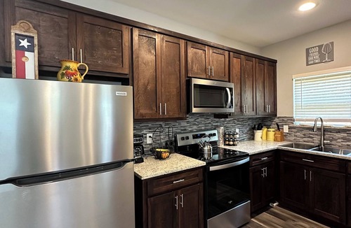 Log Cabin House | Cozy 3-bedroom house with AC and WiFi in awesome Log Cabin