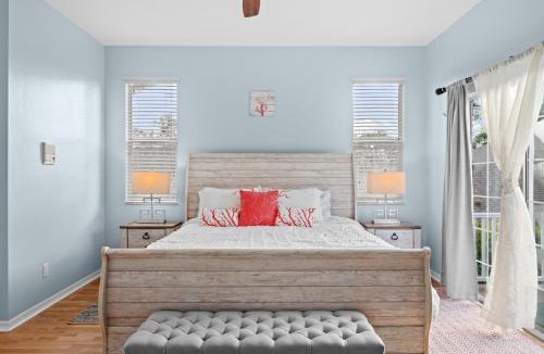 Central Naples Apartment | Cozy 3 Bedroom Plus Den Home in Naples