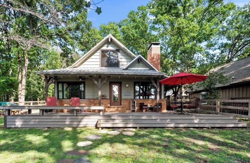 Enchanted Oaks Cottage | Cozy 3-bedroom/w loft cottage on lake in quaint Mabank