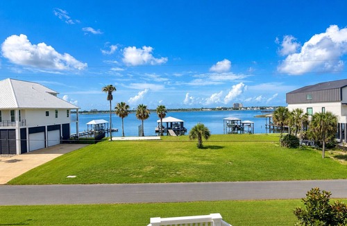 St. Martin House | Cozy 4 bedroom home in Biloxi, MS. Close to boating, shopping, casinos & more!