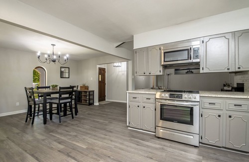 Benton House | Cozy and Serene 3 Bed 3 Bath in Great Area Close to Everything
